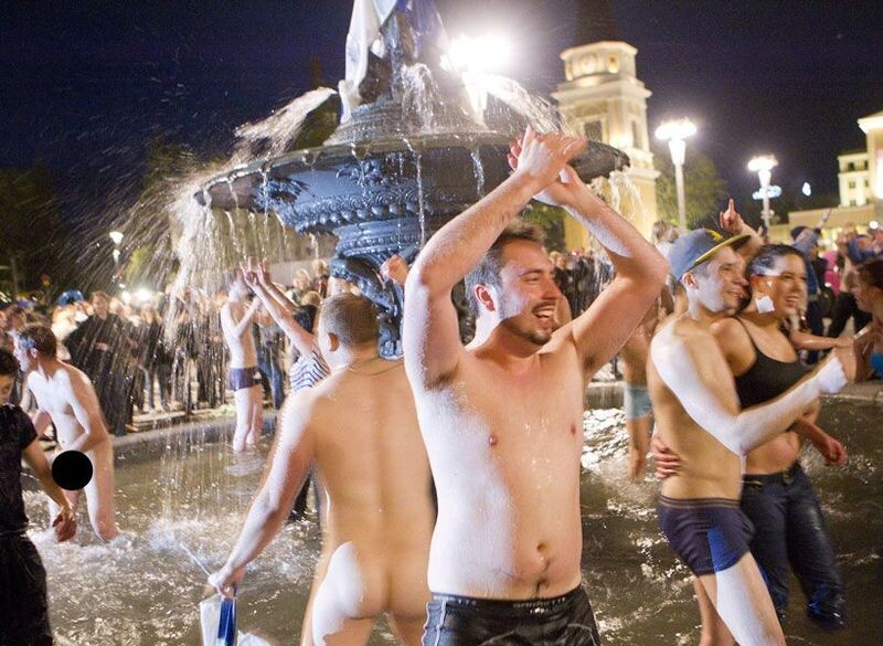 Ну а это вам ничего не напоминает,день ВДВ ,что мы так не любим  и вот то же самое делают милые финики и нормально.Взято из открытых источников в интернете ,для иллюстрации