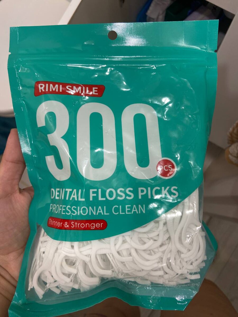 Зубочистками мы не пользуемся, покупаем такие флосстики.