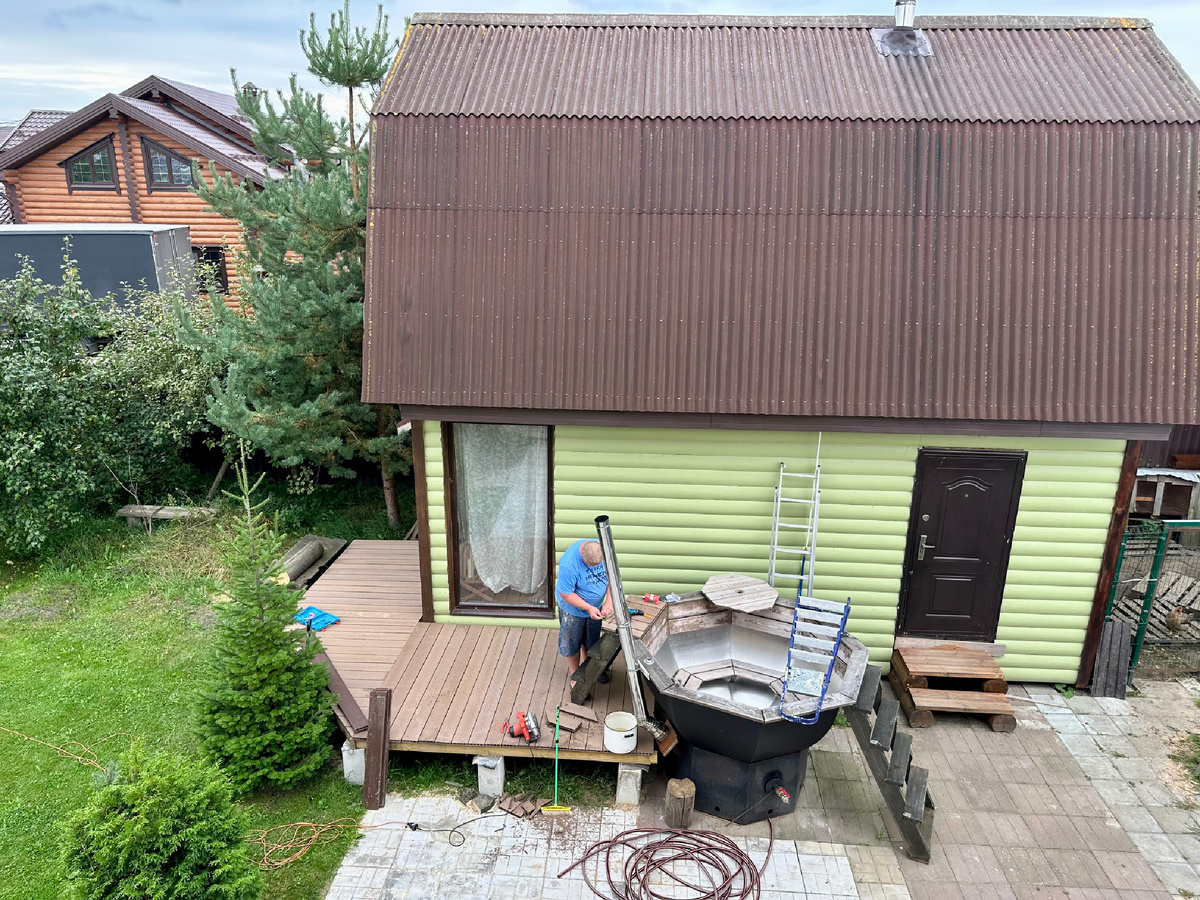 Муж строит веранду