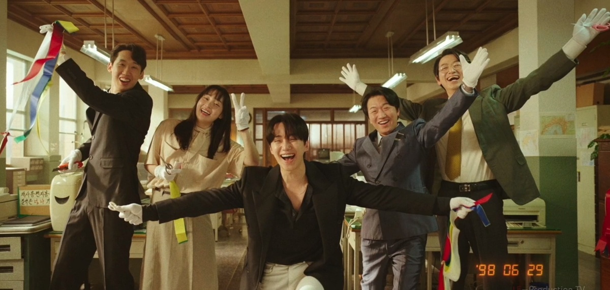 Сотрудники компании Тайфун ( кадр из дорамы)