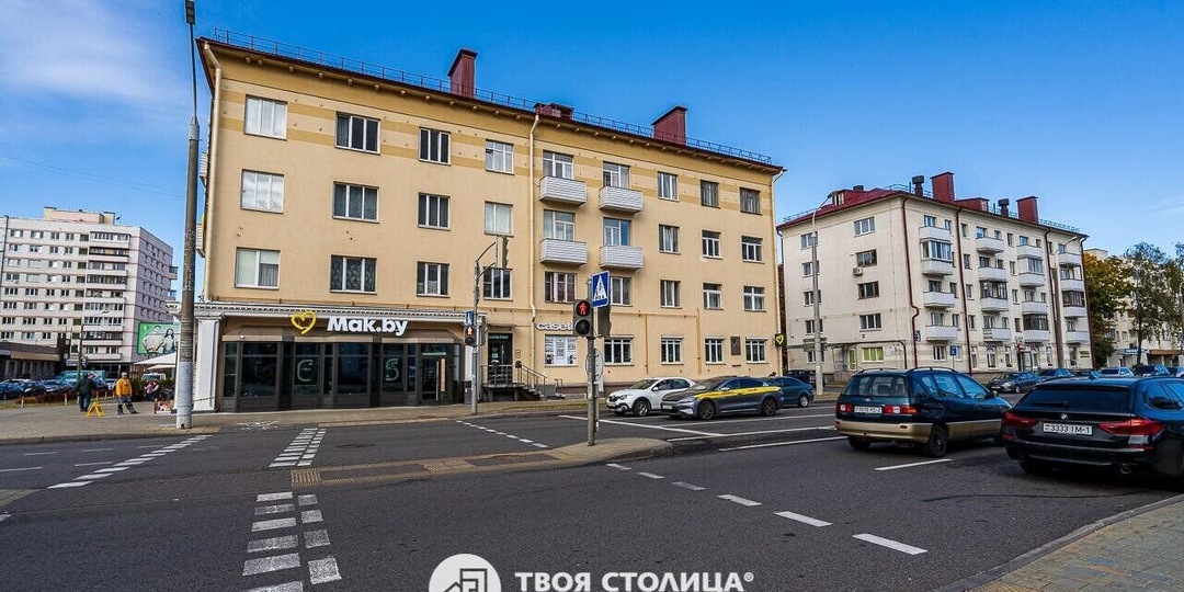 В центре Минска, у двух станций метро. Показываем сталинку с интерьером из прошлого