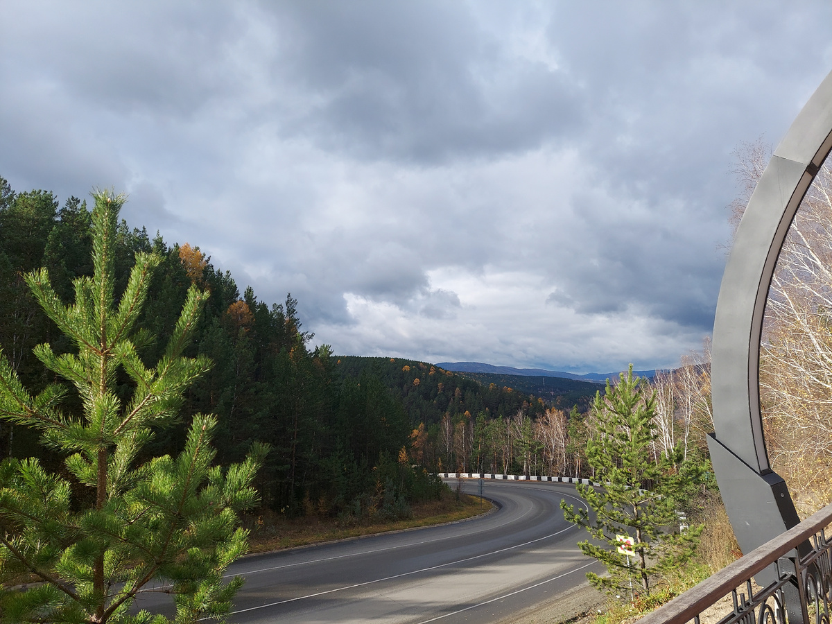 Дорога и леса у входа на смотровую площадку