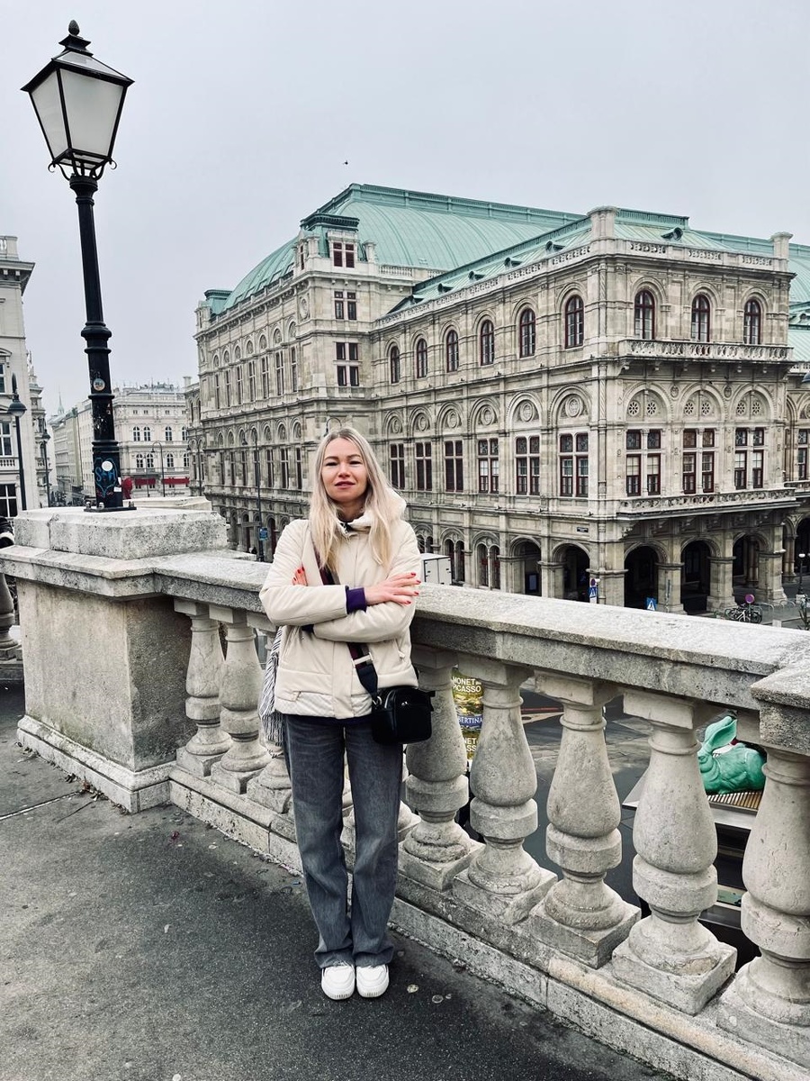 Вена, январь 2025, на ступеньках галереи Альбертины