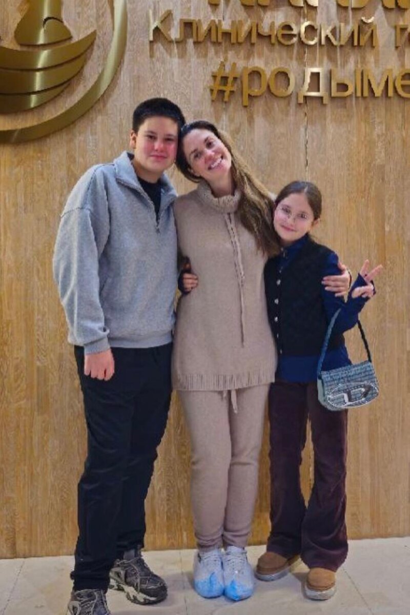    Агата Муцениеце с сыном и дочкой от Прилучного