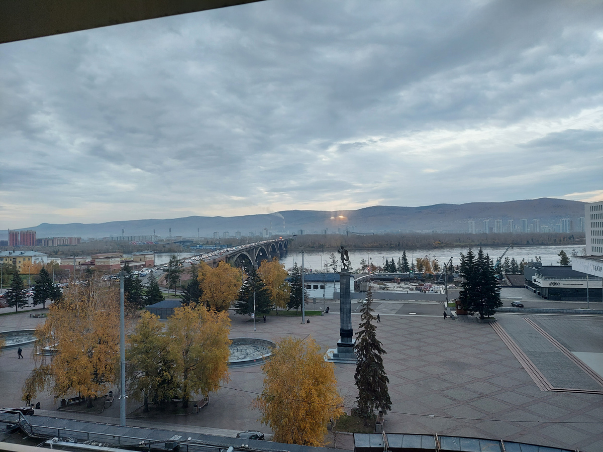 Вид на Театральную площадь и Коммунальный мост