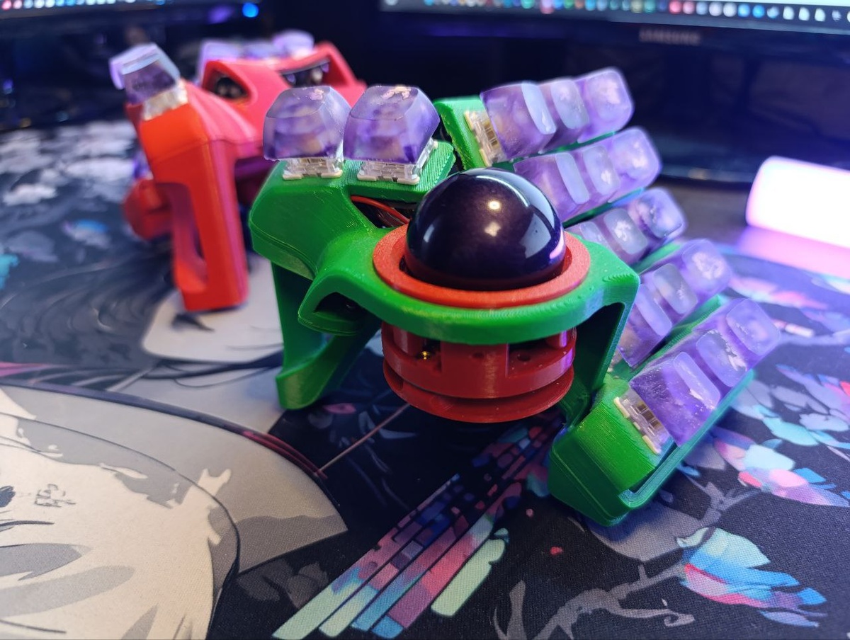 Моя текущая основная рабочая раздельная клавитура со встроенным трекболом