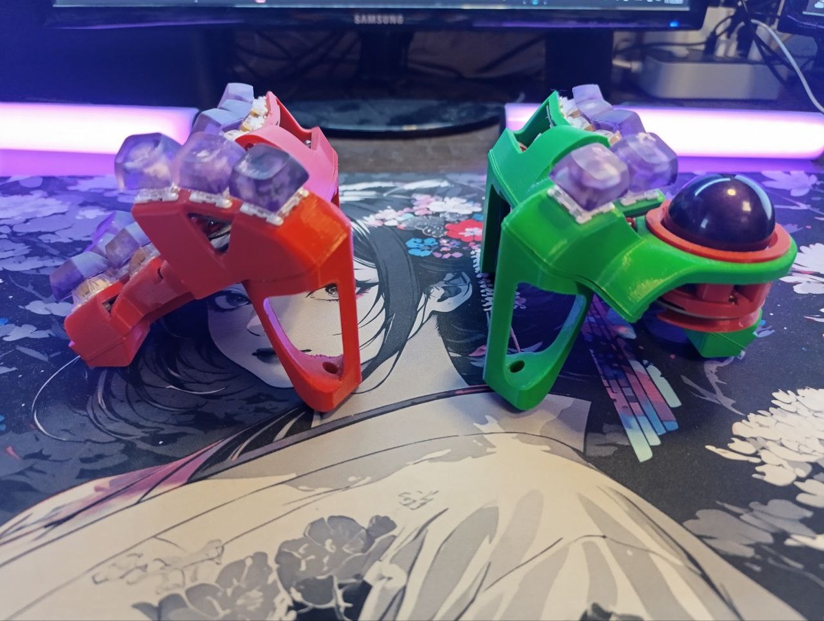 Регулировка расстояния и рабочих углов в нескольких плоскостях за счет наклонных ножек и возможности независимого вращения половинок