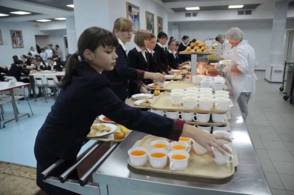    Предусмотрены расходы на горячее питание в школах и другие меры по поддержке учреждений образования.