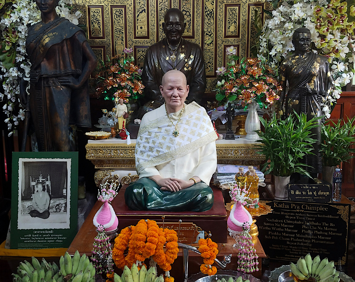 Главный алтарь второго этажа павильноа Ват Сампхантавонгсарам