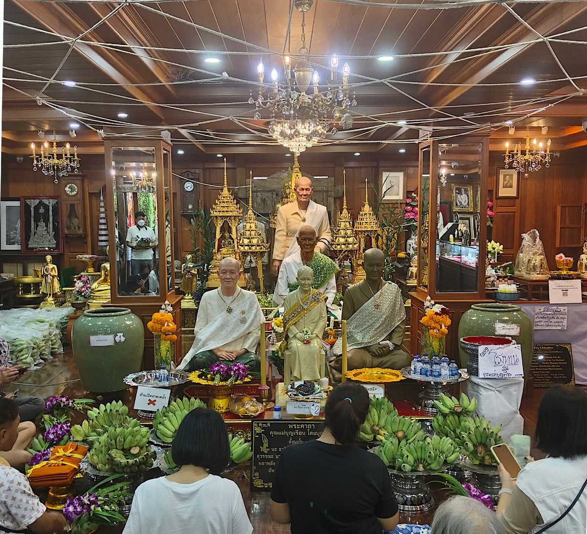 Святилище на первом этаже павильона 