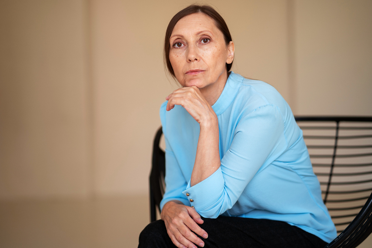 <a href="https://ru.freepik.com/free-photo/wise-woman-posing-studio-side-view_33803124.htm">Изображение от freepik</a>