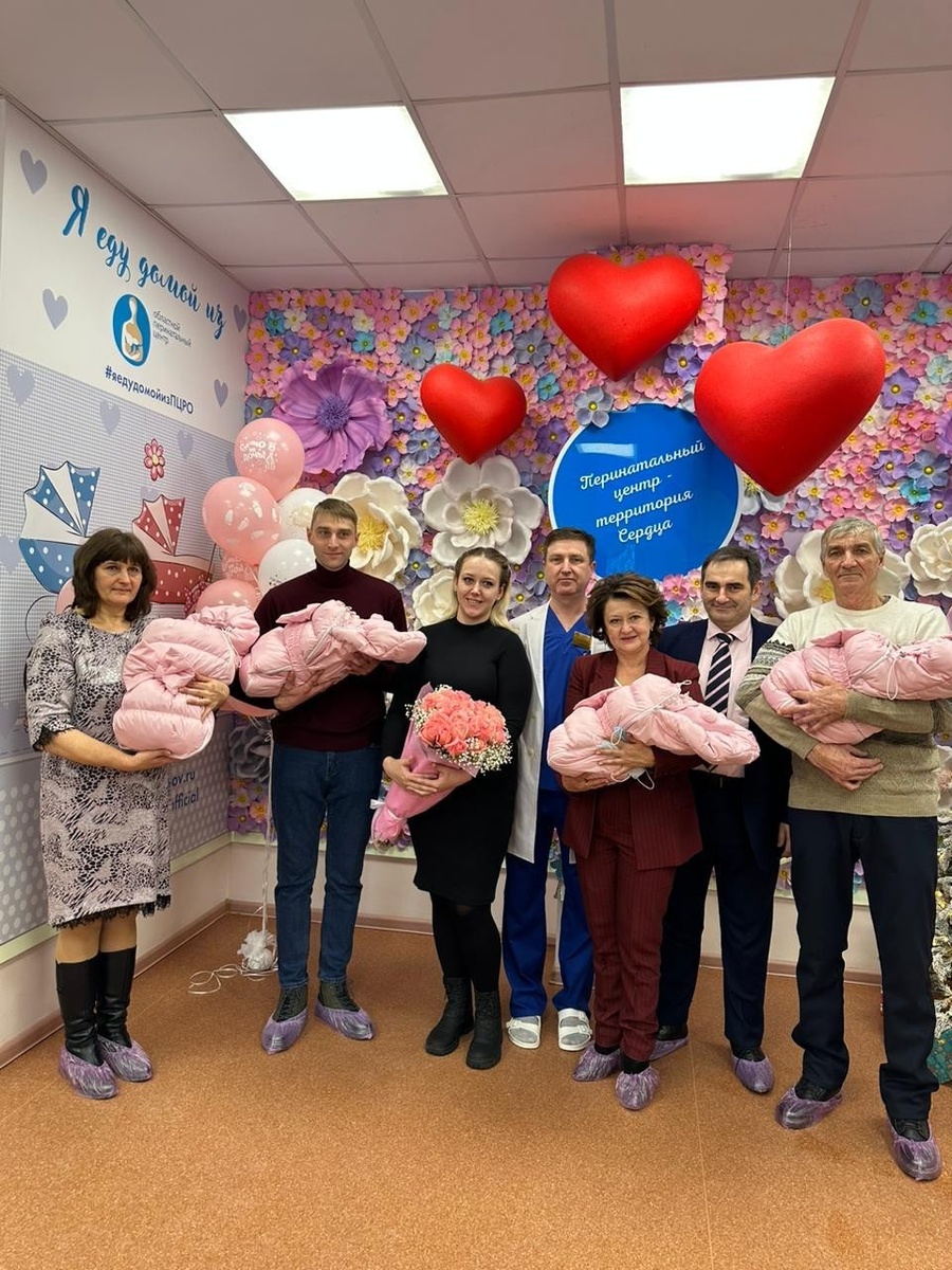    На выписку из роддома пришло много гостей. Фото: пресс-служба Перинатального центра