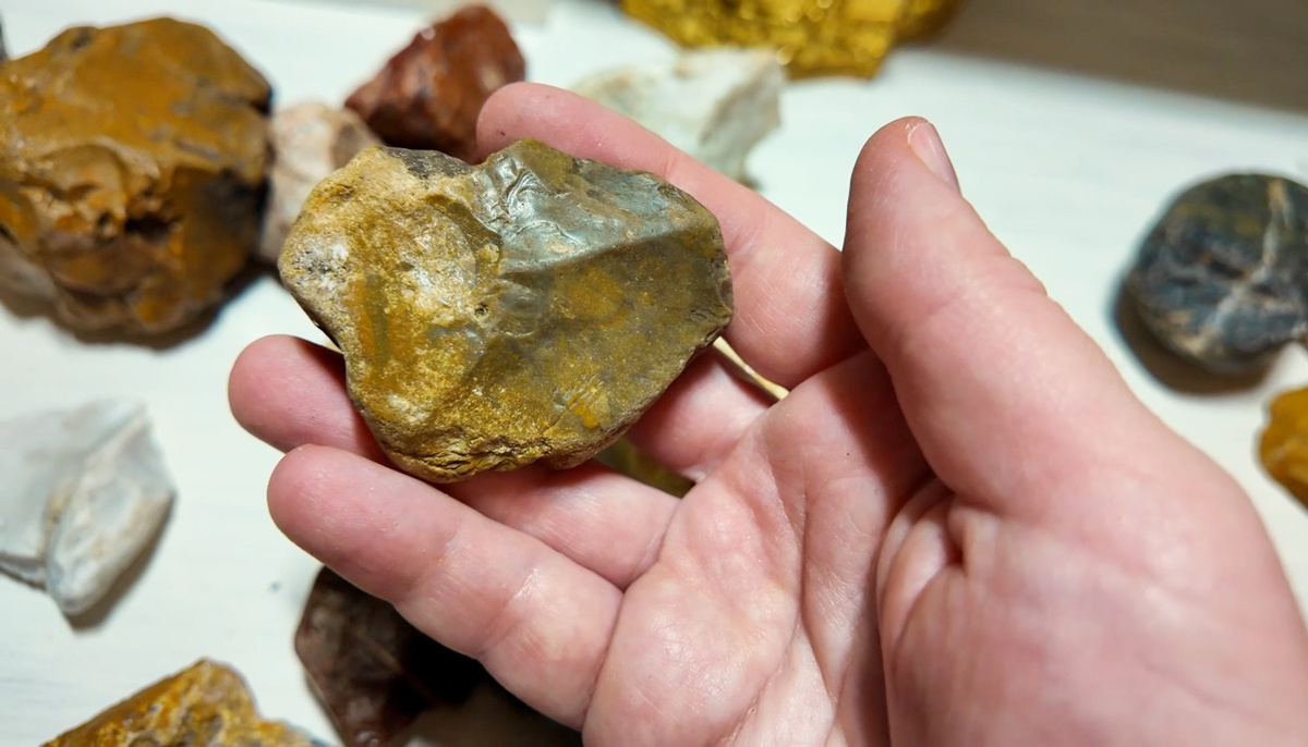 Этот камень знают все. Он чаще других встречается на месте древних морей и океанов. Часто попадается камнеискателям, но двух одинаковых не найти. Этот камень любят. Знаете название? - напишите в комментариях.