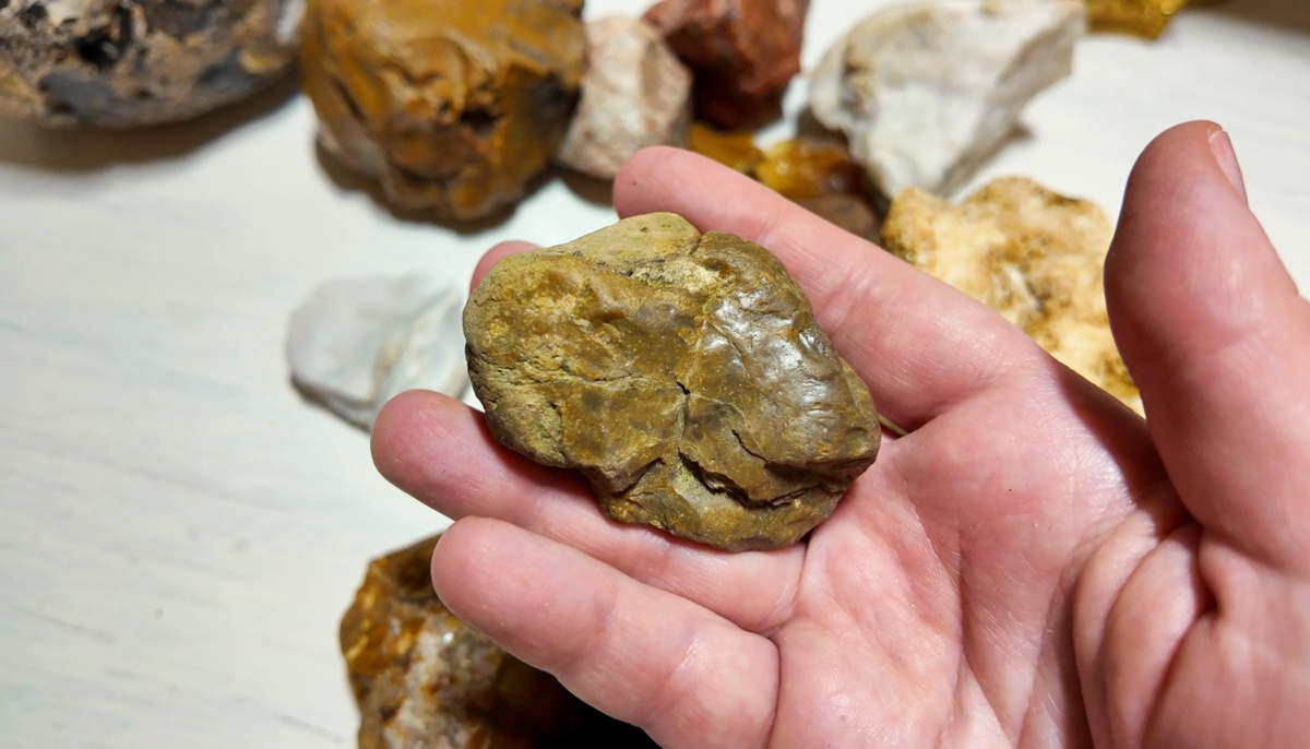 Этот камень знают все. Он чаще других встречается на месте древних морей и океанов. Часто попадается камнеискателям, но двух одинаковых не найти. Этот камень любят. Знаете название? - напишите в комментариях.