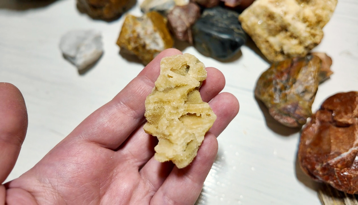 Это сгущёнка, подсохшая и кристаллизовавшаяся. Шутка. Это кальцит ёжикоподобный - с колюченькими маленькими кристаллами