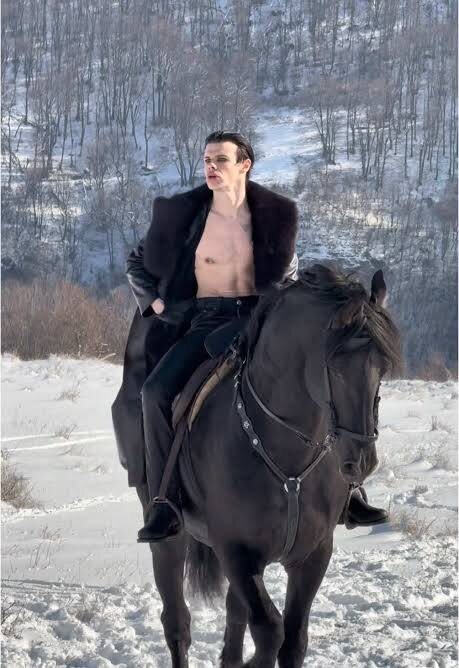  Посмотри на своего мужчину, а потом на Янгблада. Янгблад на коне.