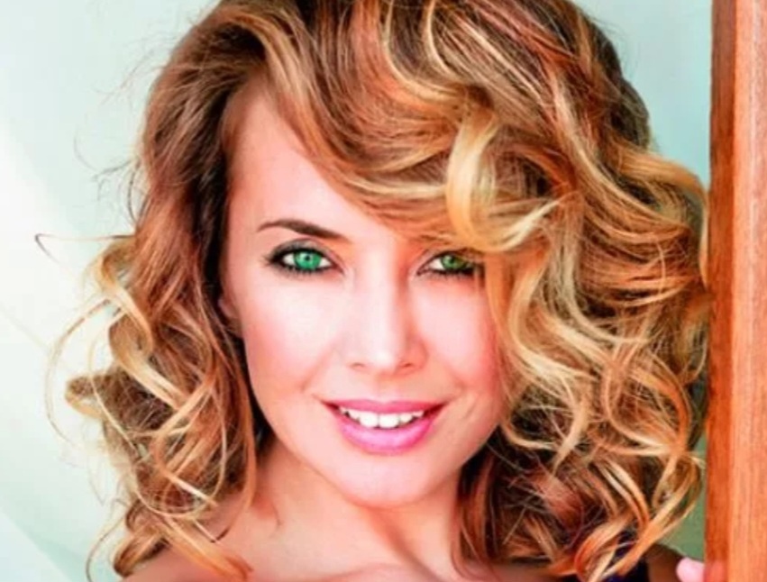 В нее влюблялись точно многие мужчины, ведь она была очень красивой