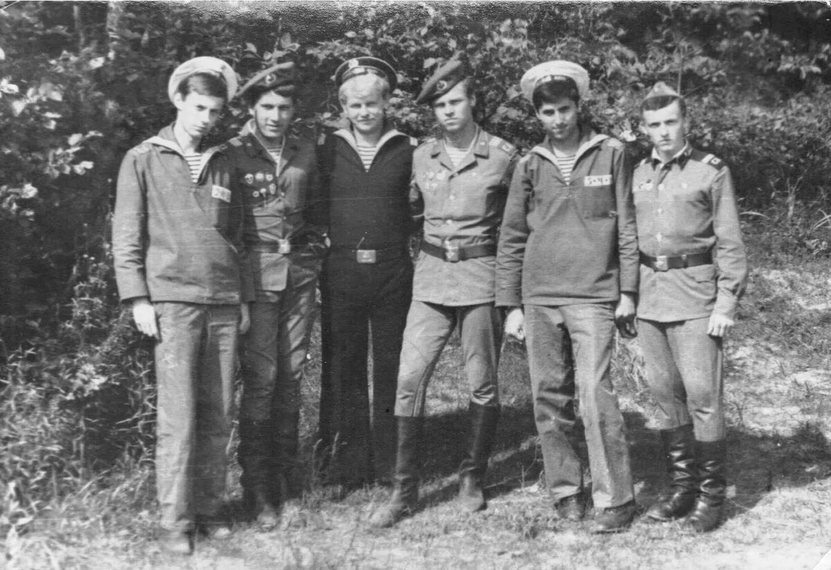 Наши старослужащие. Поступили все, кроме моряка.