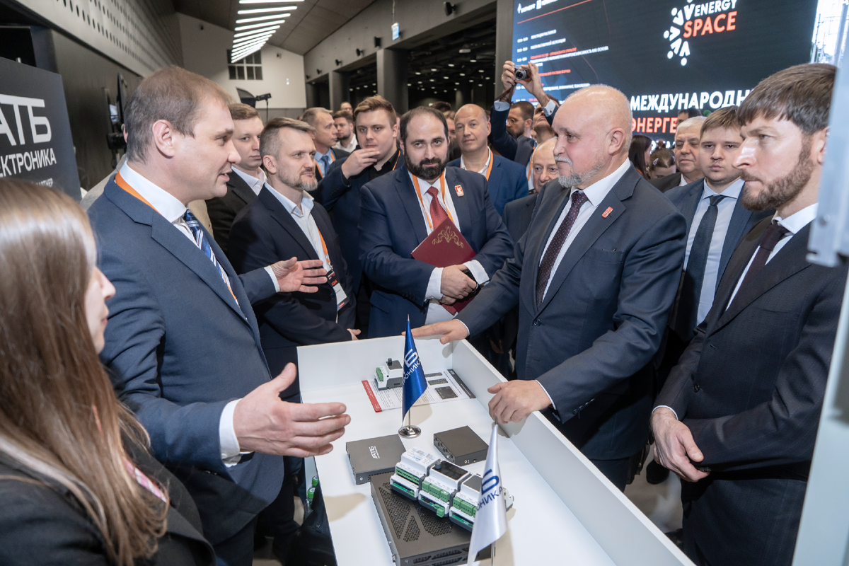 Сергей Цивилев, Министр энергетики Российской Федерации,Руслан Эдельгериев, Помощник Президента Российской Федерации, специальный представитель Президента по вопросам климата и водных ресурсов, Эдуард Шереметцев, Заместитель Министра энергетики Российской Федерации, Владимир Гамза, Член правления, Председатель совета финансовому рынку и инвестициям ТПП РФ знакомятся с решениями АТБ Электроника.