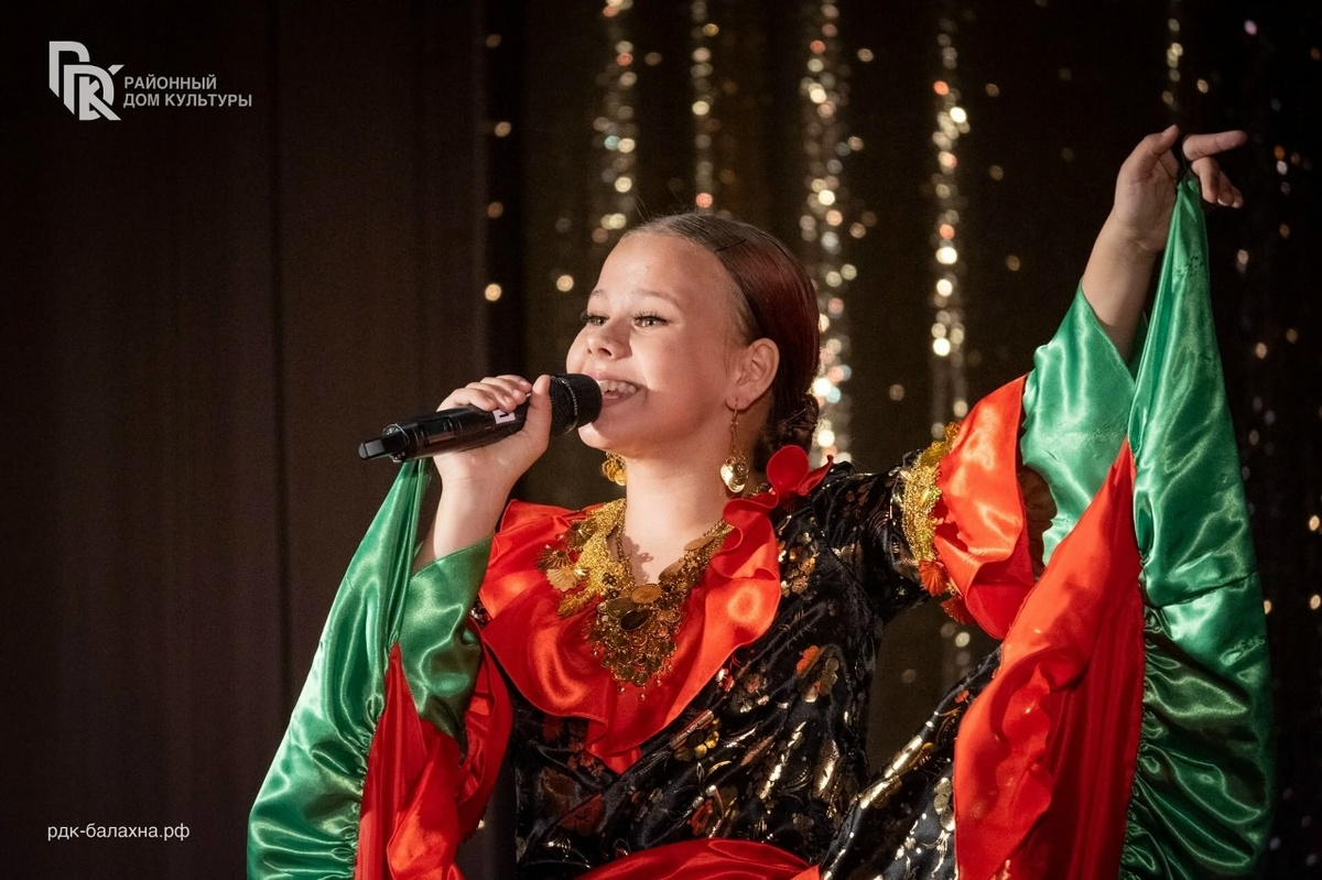 На сцене РДК - Ксения Годованова.