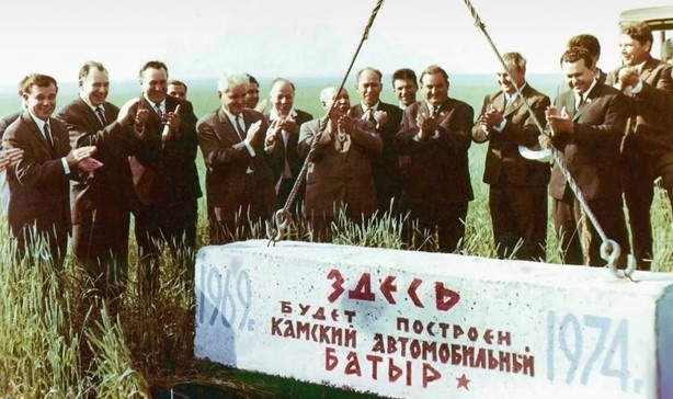 Церемония заложения первого блока фундамента КамАЗа. geonovosti.terratech.ru