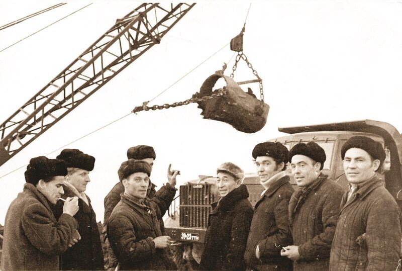Михаил Носков (третий слева), экскаваторщик, вынувший первый ковш грунта.