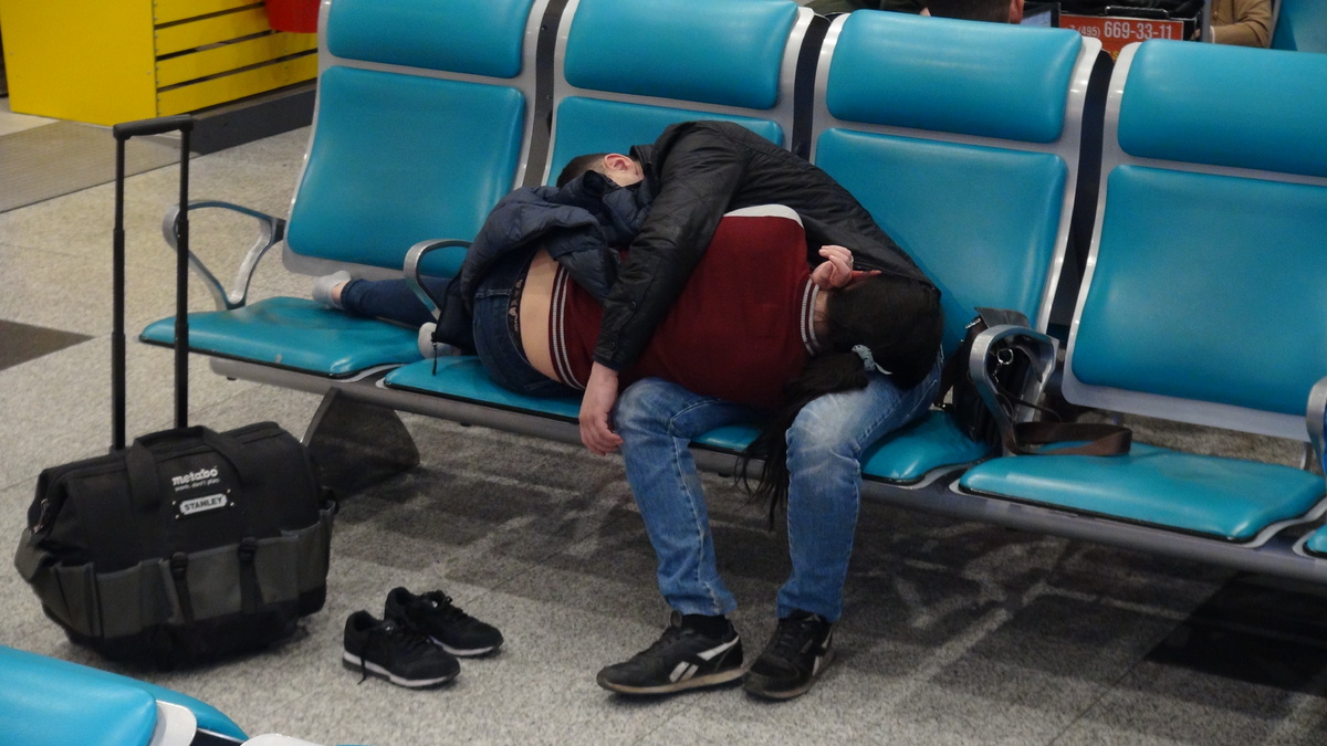 На фото счастлиые туристы, ожидающие в аэропорту свой рейс. В равной степени это фото можно подписать так: "Незадачливые инвесторы, открывшие позицию против рынка".