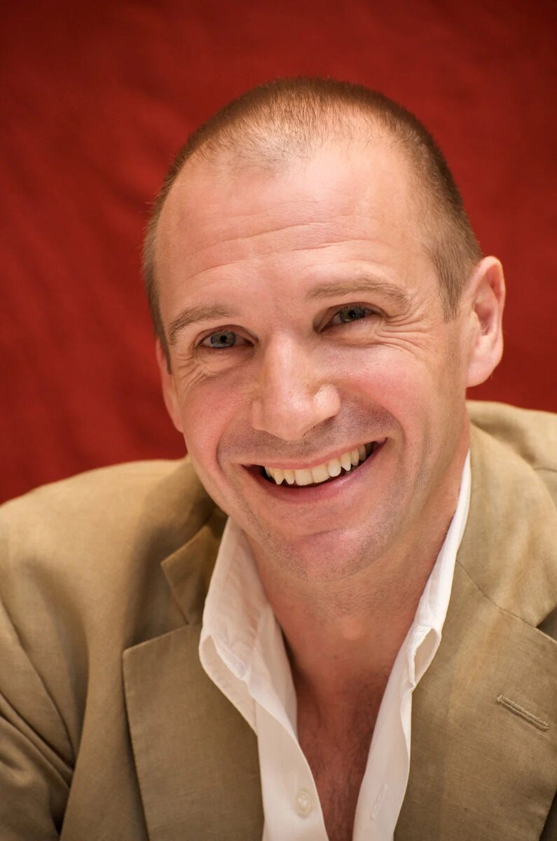 Рэйф Натаниэль Туислтон-Уайкхем-Файнс, английский актер кино, театра, телевидения и озвучивания, кинорежиссер, кинопродюсер. Родился 22 декабря 1962 года 