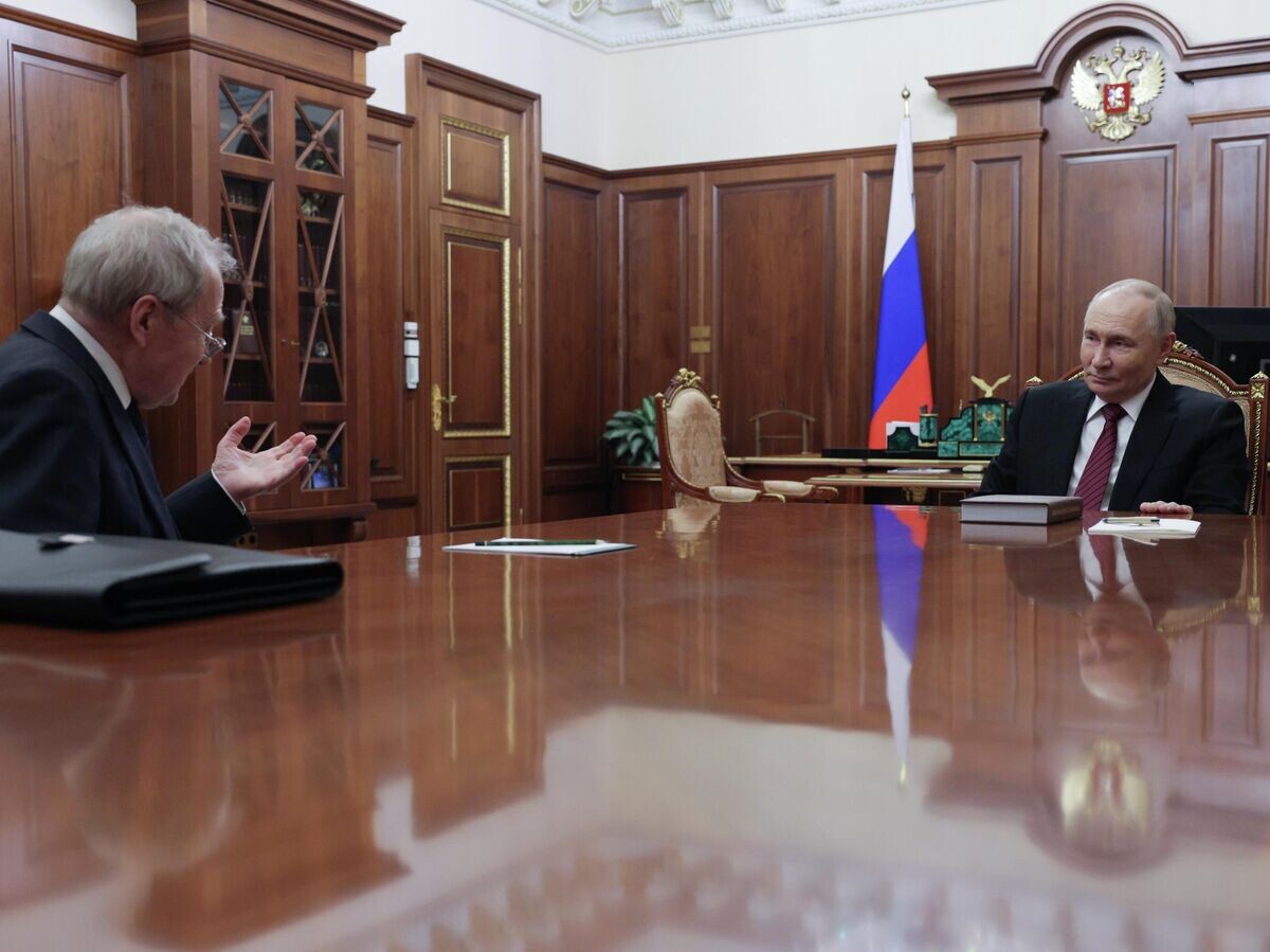    Президент РФ Владимир Путин и председатель Конституционного суда РФ Валерий Зорькин во время встречи в Кремле | © РИА Новости / POOL