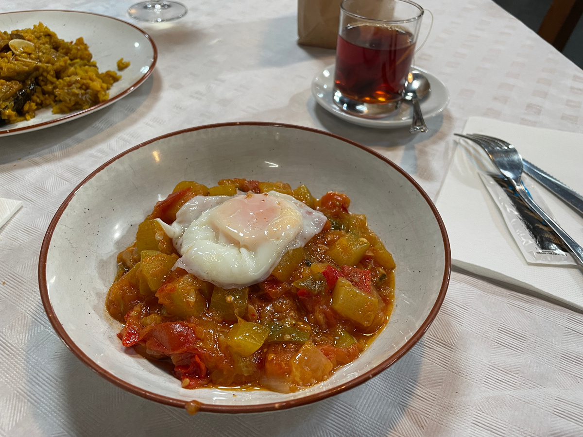 Это мне принесли - овощное рагу (pisto) с яйцом