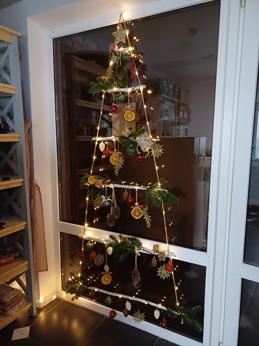 Елочка на стене у меня в мастерской. Фото автора