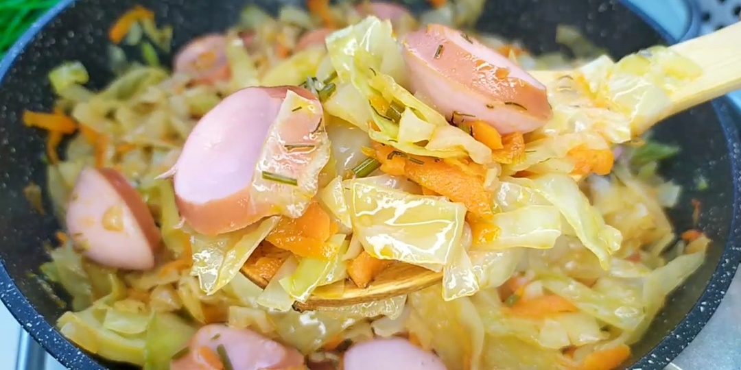 Тушёная капуста с сардельками (солянка из капусты)🥦