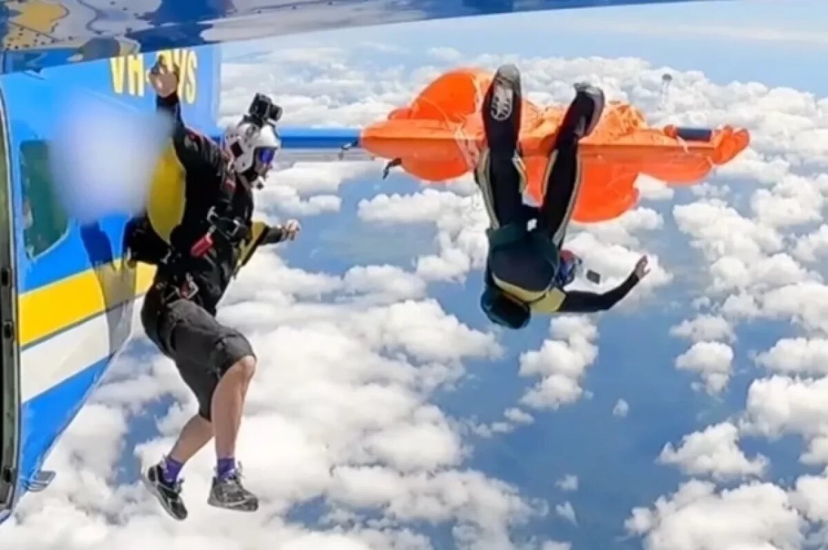    В Австралии самолет подал сигнал бедствия из-за парашютиста на хвосте