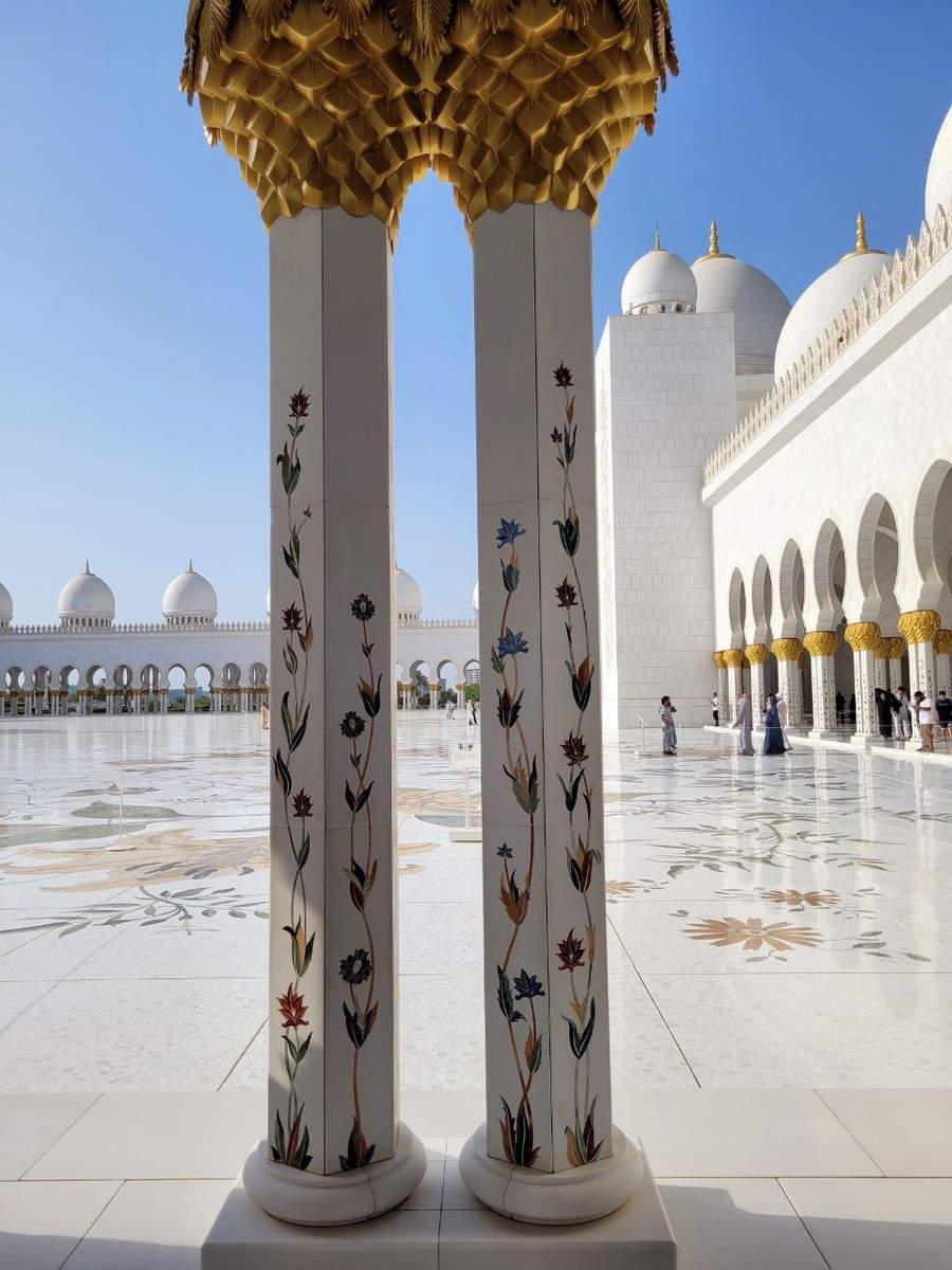 Белая мечеть входит абсолютно во все обзорные экскурсии по Абу-Даби