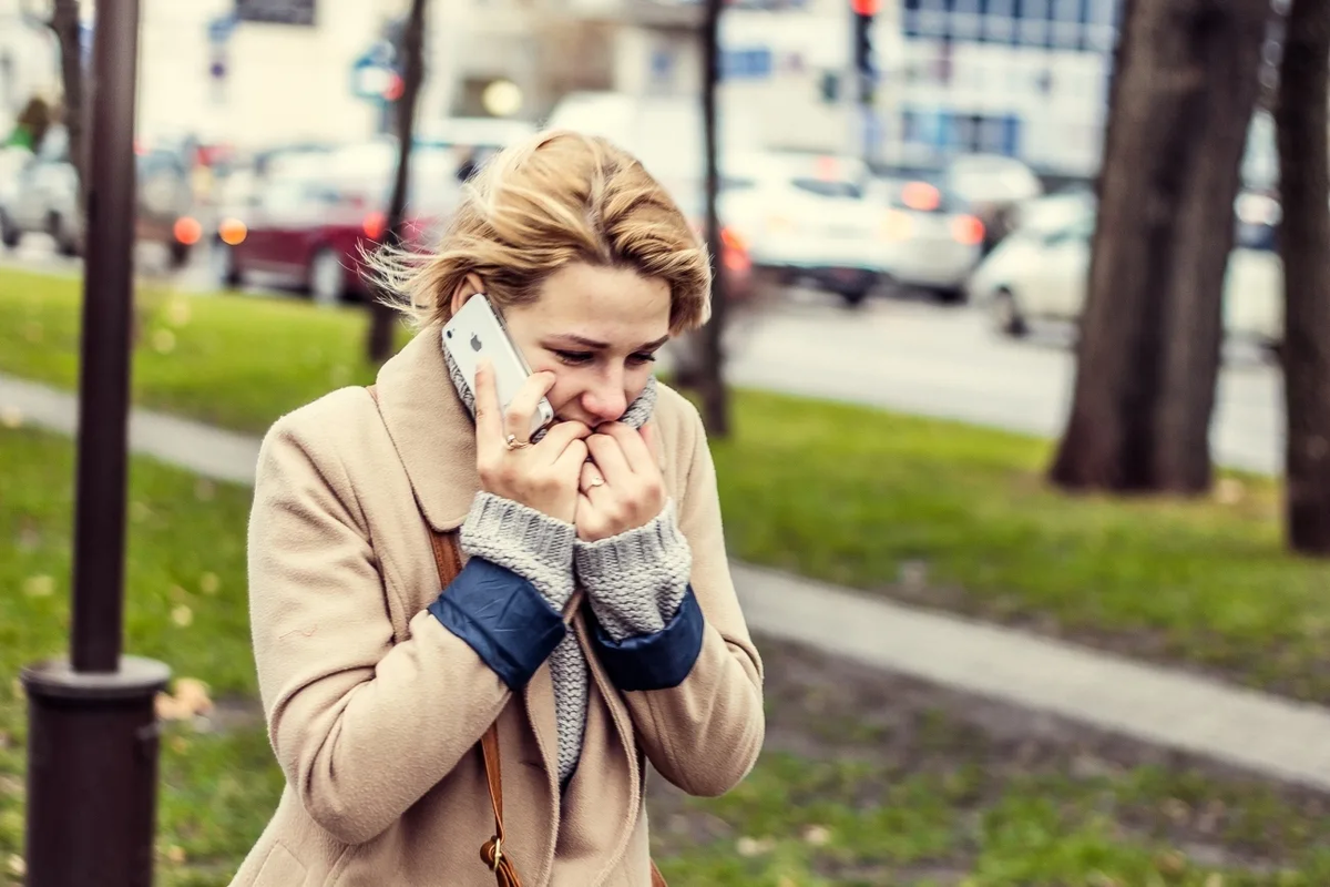 Навреное, я бы не говорила, а слушала его голос, если бы можно было совониться...