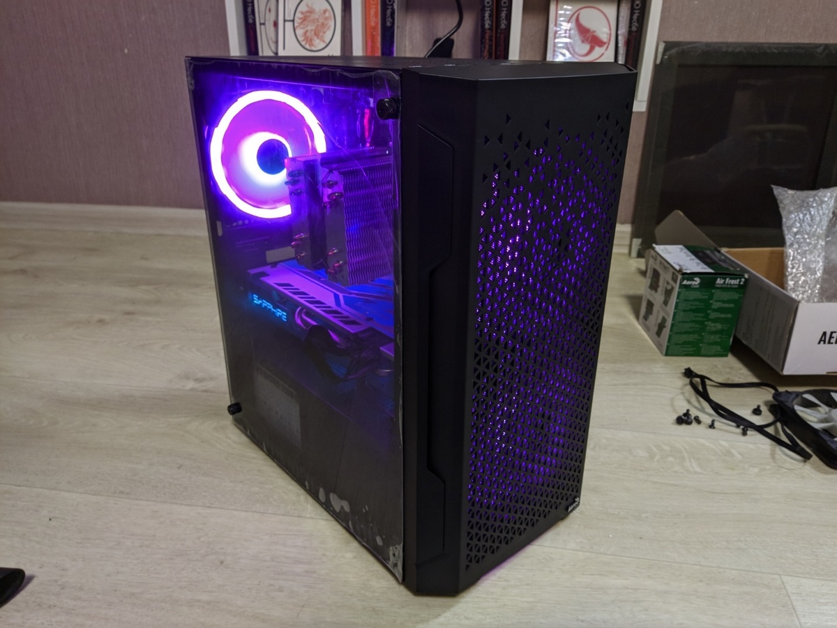    Передняя панель с перфорацией — обеспечивает хороший приток воздуха. Фото: SD-1117.