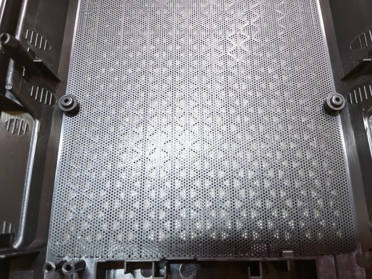    Сетка с крупной перфорацией — задерживает пыль и почти не мешает потоку. Фото: SD-1117.