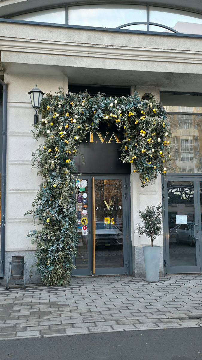 Вход в кафе. Фото автора.