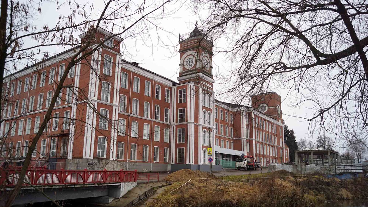 Бумагопрядильную мануфактуру основали представители московского купеческого рода — братья Алексей, Назар, Герасим и Давид Хлудовы. Сегодня фабричная башня с часами является символом города. Ее называют Егорьевским Биг-Беном. Краснокирпичные корпуса — памятник промышленного зодчества