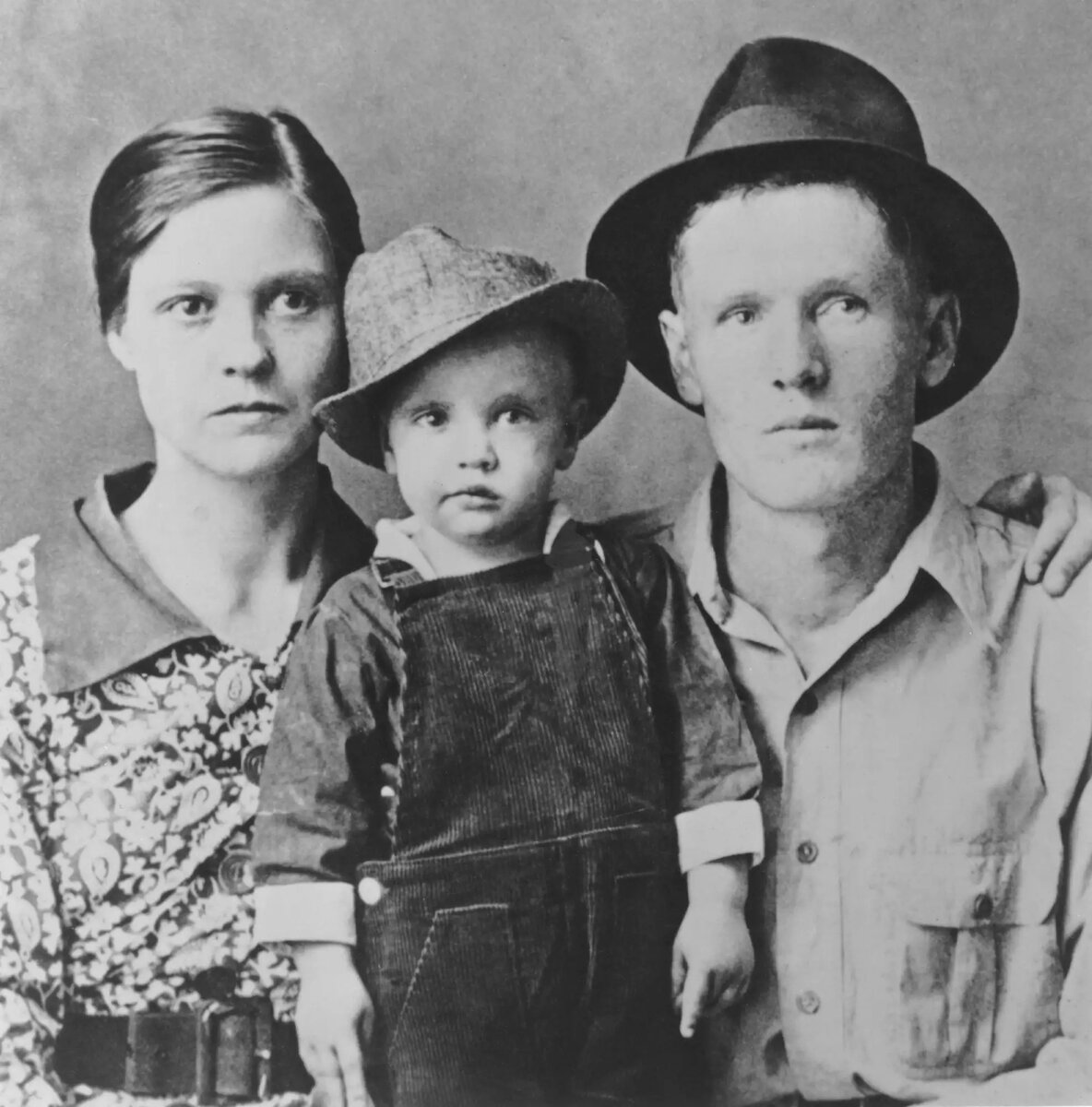 Элвис Пресли, 2 года, с родителями, 1937 год