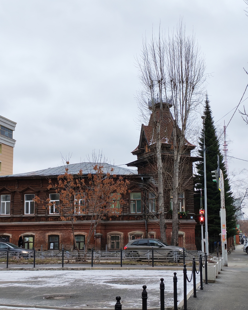 По пути в зоопарк. Усадьба Э. Ф. Филитц - словно сказочный терем. Памятник деревянного зодчества конца 19 века. 