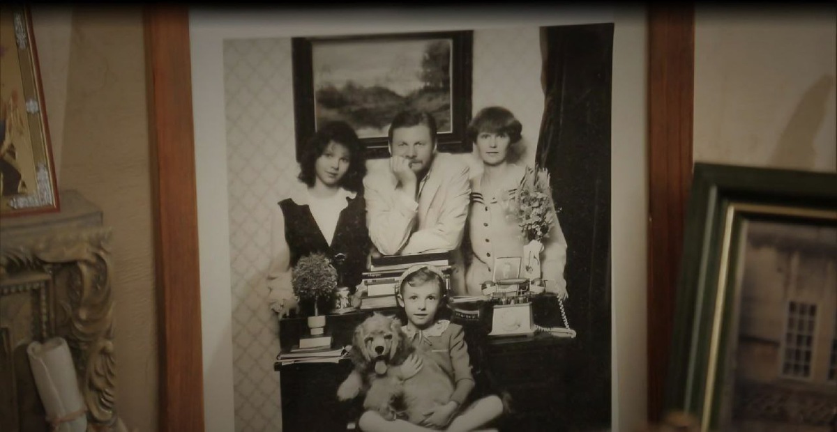    Виталий Соломин с семьёй (фото: кадр из д/ф «...И вагон любви нерастраченной!». Документальный фильм к 75-летию Виталия Соломина»)