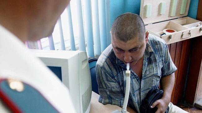 Если речь идет о показаниях алкотестера, близких к пороговому значению, то сокращение или, наоборот, увеличение даже на несколько минут установленного интервала между тестами может сказаться на итоговом результате