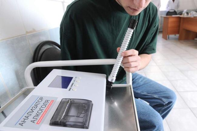 Верховный суд РФ: повторное исследование выдыхаемого воздуха при освидетельствовании не влияет на правильность самого исследования и направлено на исключение возможности его оспаривания по формальным основаниям (адсорбированный алкоголь)