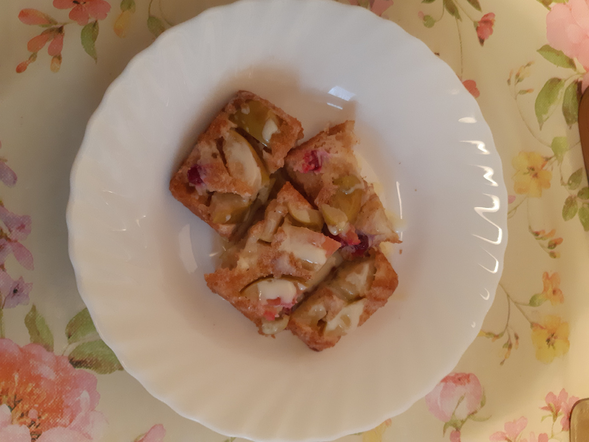 -"Крекс-пекс-фекс, я нарезаю вам товарищеский кекс!" -"Крибле-крабле-бумс, а я надеюсь, что не подавлюсь"