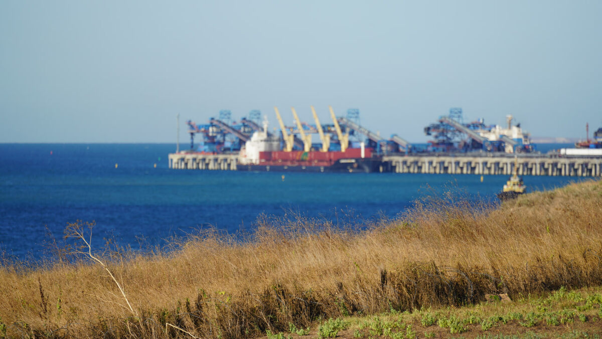 Береговая линия у навалочного терминала ОТЭКО в порту Тамань