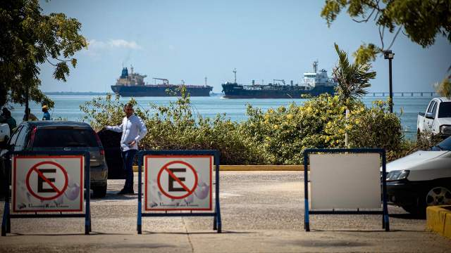 Фото: TASS/EPA/HENRY CHIRINOS