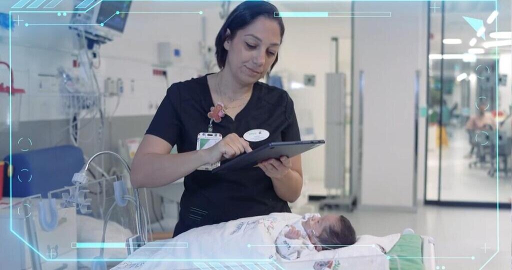 Без иголок и слез: как фото глаза на смартфон заменит анализ крови на желтуху у новорожденных