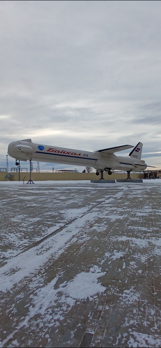 Первым на входе  нас встречает самолёт Байкал. Фото автора