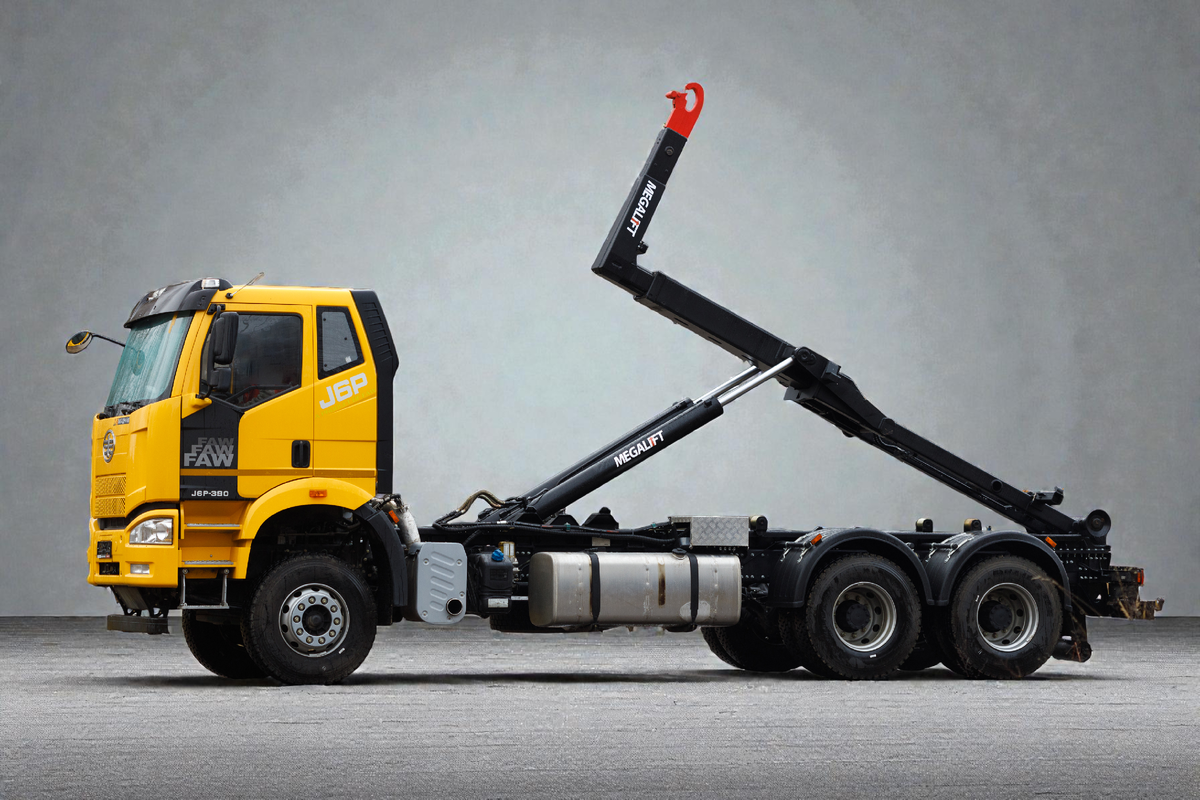 Крюковой погрузчик «Мегалифт» на шасси FAW 3250 с колесной формулой 6×4